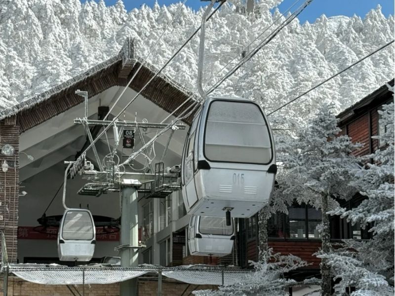 C&aacute;p treo l&ecirc;n n&uacute;i tuyết Kiệu Tử Sơn