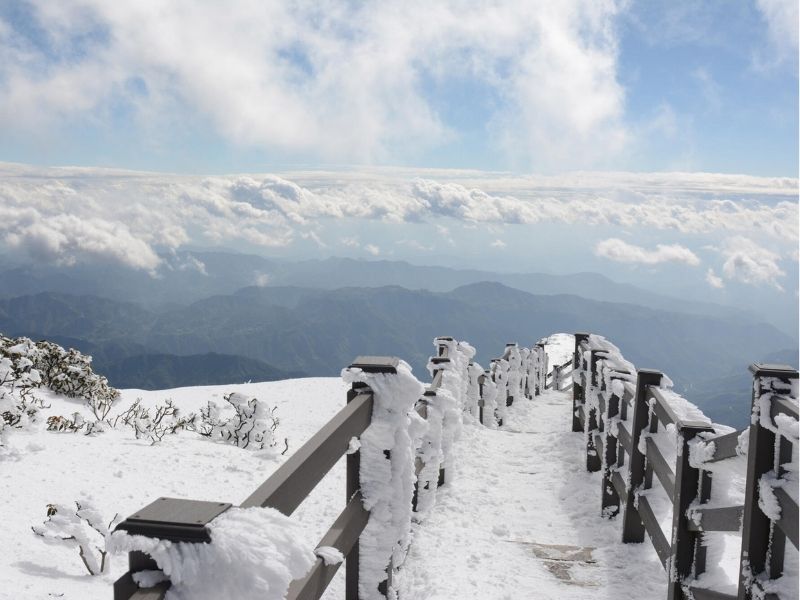 Cảnh quan tuyết trắng h&ugrave;ng vĩ tại n&uacute;i Kiệu Tử