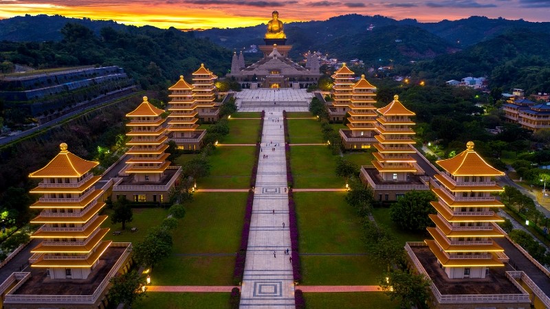 8 bảo tháp tượng trưng cho Bát Chánh Đạo