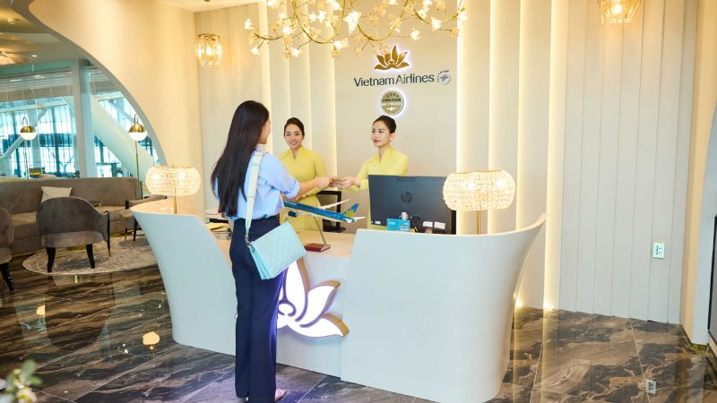 Khách hàng xuất trình giấy tờ hợp lệ để vào phòng chờ thương gia