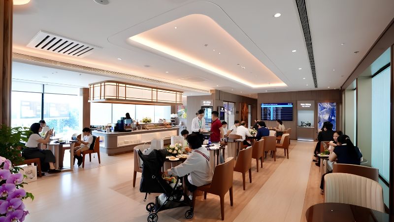 Khách hàng sử dụng phòng chờ hạng Thương gia