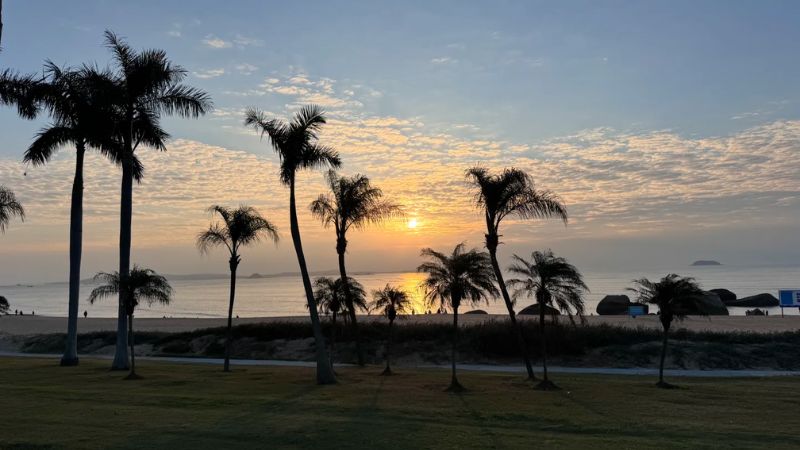 Ngắm b&igrave;nh minh tr&ecirc;n b&atilde;i biển Huandao