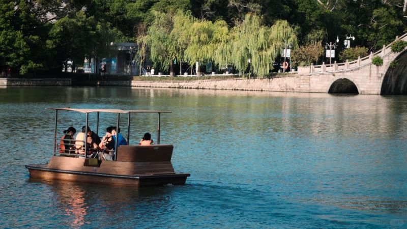 Dạo quanh c&ocirc;ng vi&ecirc;n T&acirc;y Hồ Ph&uacute;c Ch&acirc;u