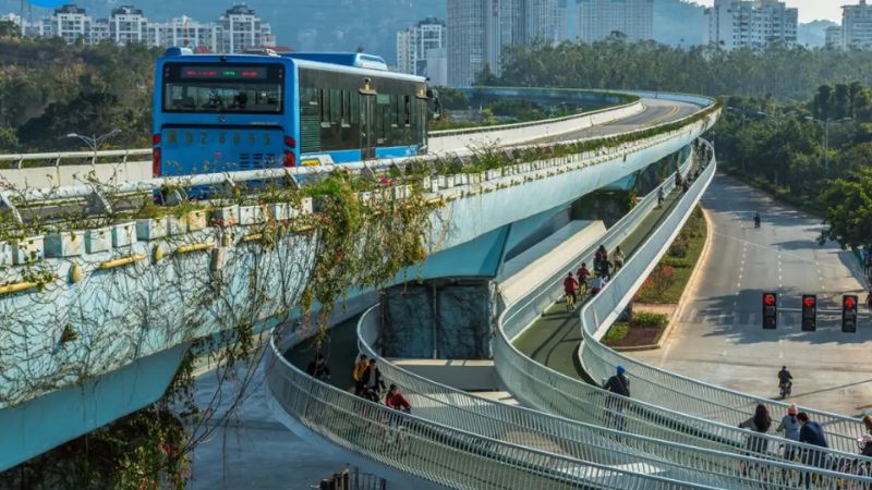 Metro ph&ugrave; hợp hơn với những ai muốn tiết kiệm chi ph&iacute; v&agrave; chủ động lịch tr&igrave;nh