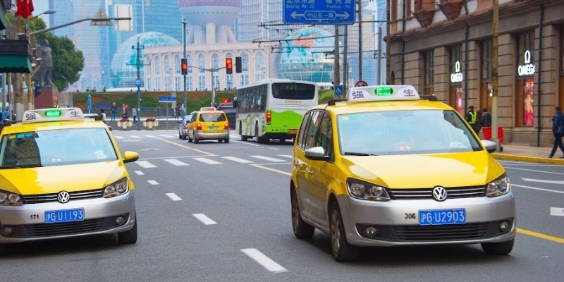 Di chuyển bằng xe taxi ph&ugrave; hợp với du kh&aacute;ch th&iacute;ch sự ri&ecirc;ng tư v&agrave; thuận tiện