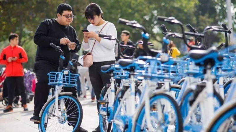 Du kh&aacute;ch trải nghiệm đi xe đạp c&ocirc;ng cộng ở Trung Quốc