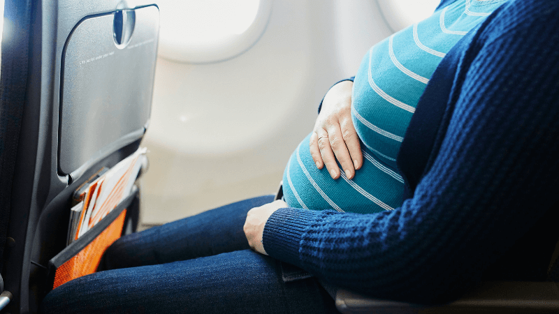 Mẹ bầu cần thắt dây an toàn đúng cách trong suốt chuyến bay