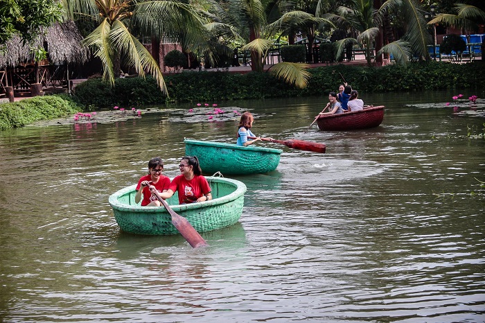 Bơi thuyền thúng tại khu du lịch sinh thái Bảo Gia Trang Viên
