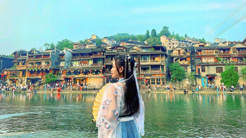 Đi bộ ngắm cảnh tại Cổ Trấn