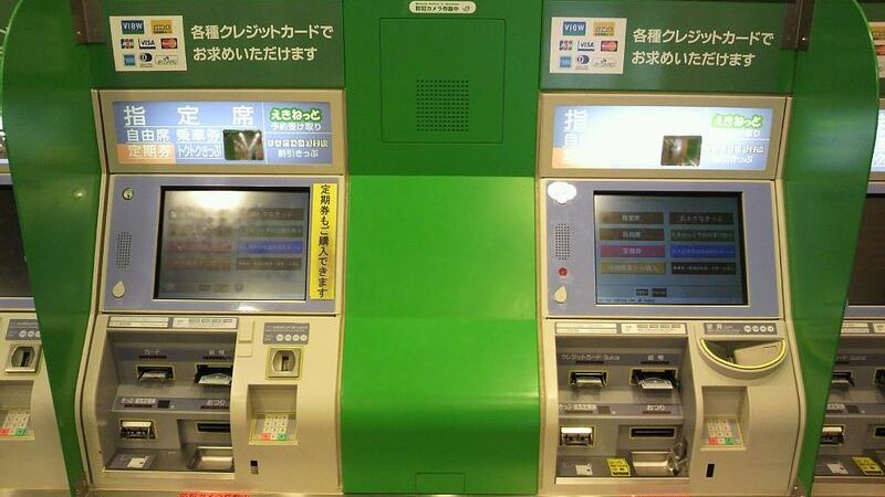 Mua v&eacute; t&agrave;u Shinkansen tại m&aacute;y b&aacute;n v&eacute; tự động