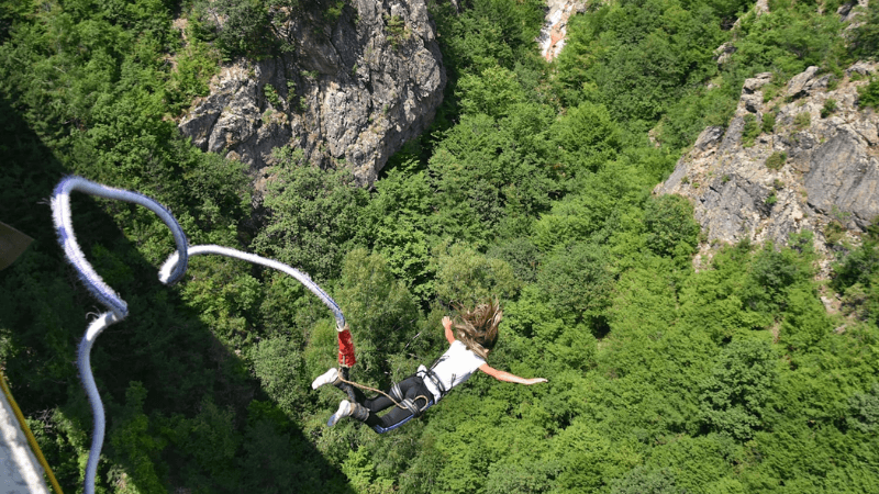 Nhảy bungee từ độ cao 300m trên cầu kính Thiên Vân Độ