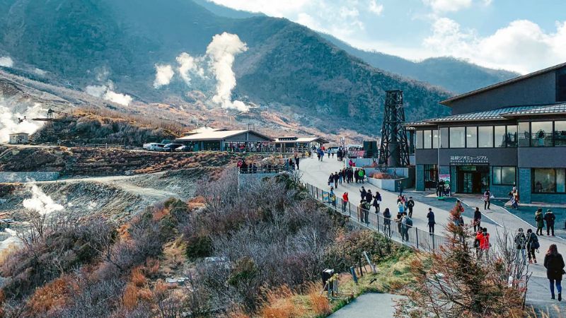 Thung lũng Owakudani nổi tiếng với trứng đen