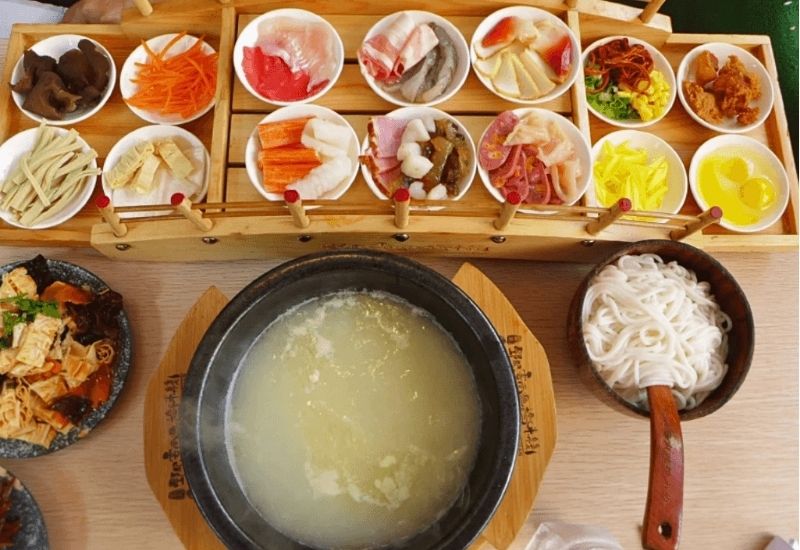 B&uacute;n qua cầu - ẩm thực trứ danh Lệ Giang V&acirc;n Nam