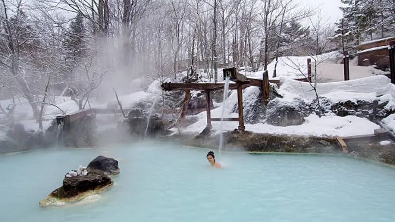 Thư giãn tắm onsen ngắm cảnh tuyết rơi