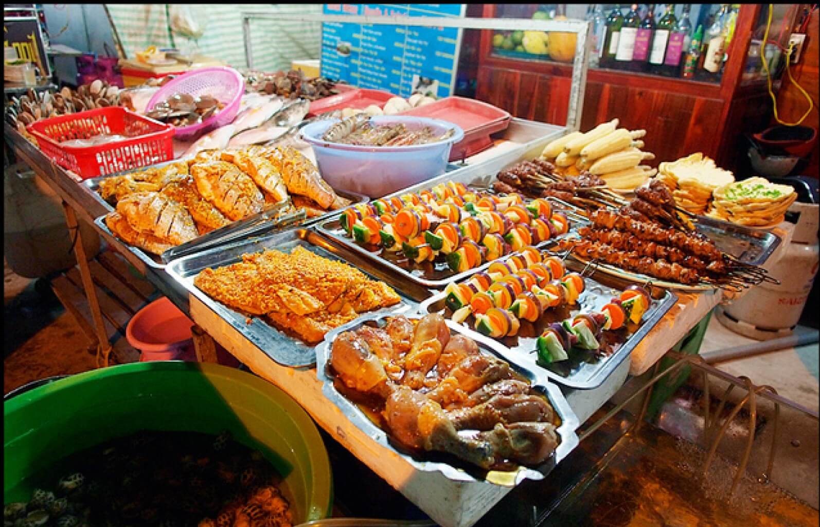 Nếu bạn lưu trú tại Dendro Gold Nha Trang hãy ghé thưởng thức ẩm thực tại chợ đêm Nha Trang