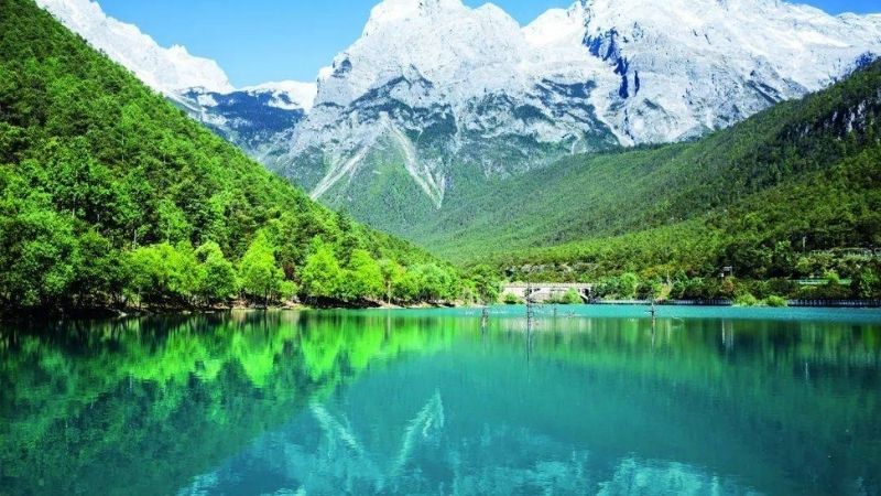 Hồ nước Lam Nguyệt trong xanh