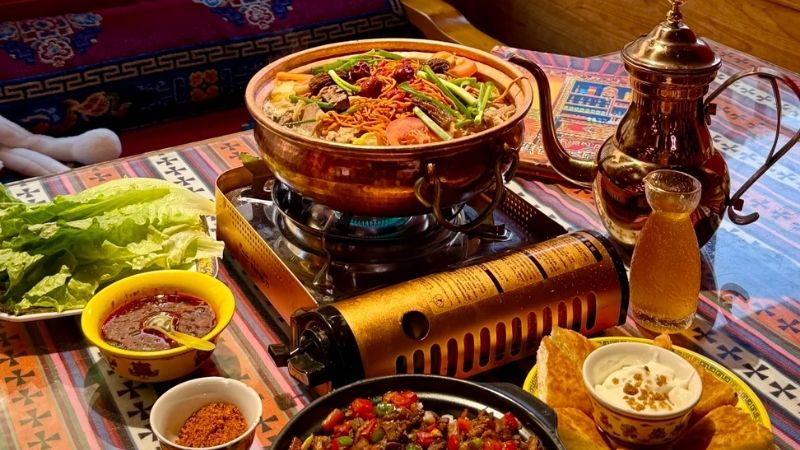 Lẩu bò Yak là món ăn nổi tiếng tại Lệ Giang