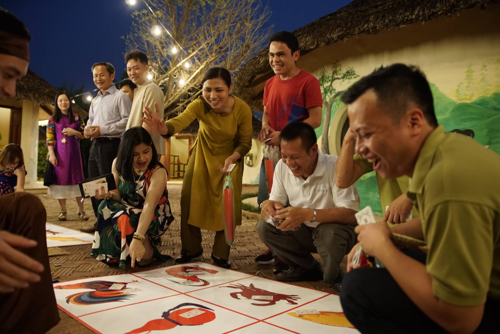 Du khách thích thú với các trò chơi dân gian tại khách sạn Emeralda Ninh Bình