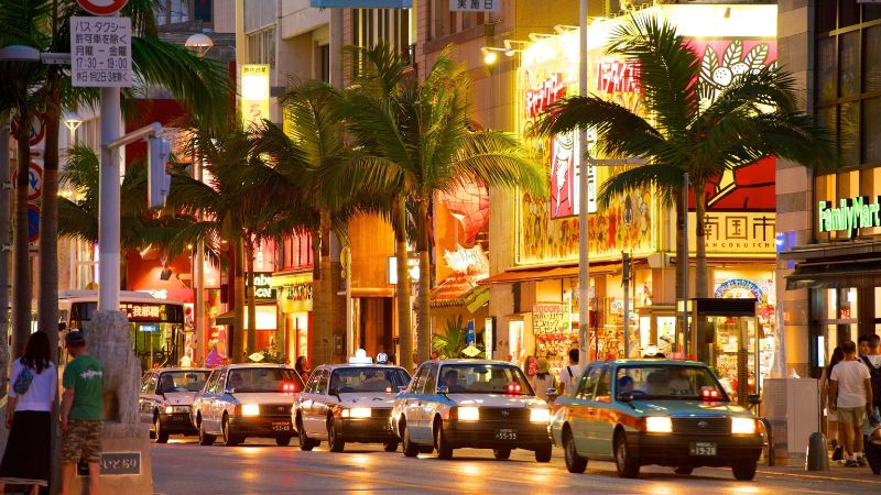 Kukosai Dori l&agrave; khu phố mua sắm sầm uất nhất Naha