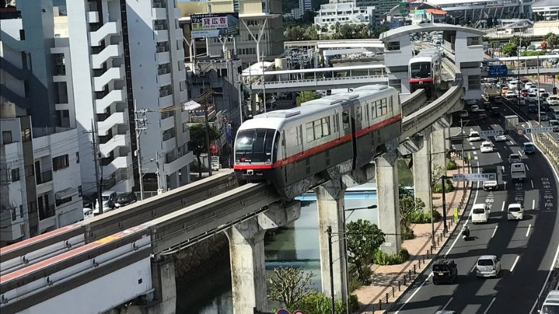 Yui Rail l&agrave; phương tiện di chuyển phổ biến để kh&aacute;m ph&aacute; Naha