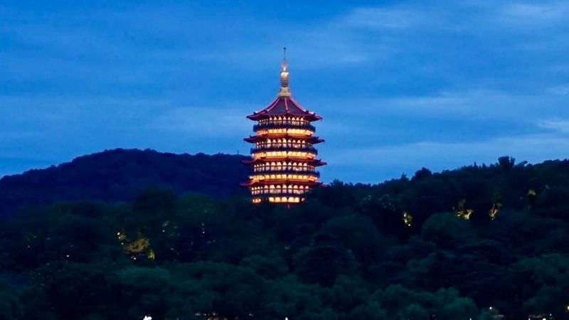 Ngồi du thuyền ngắm Tháp Lôi Phong