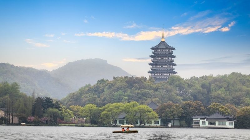 Ngắm cảnh từ tháp Lôi Phong