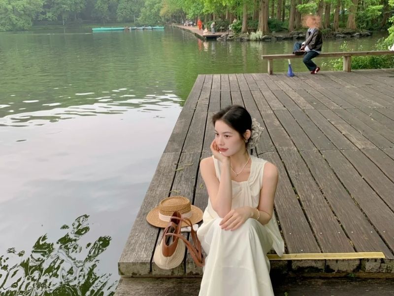 Du khách check in thắng cảnh Tây Hồ