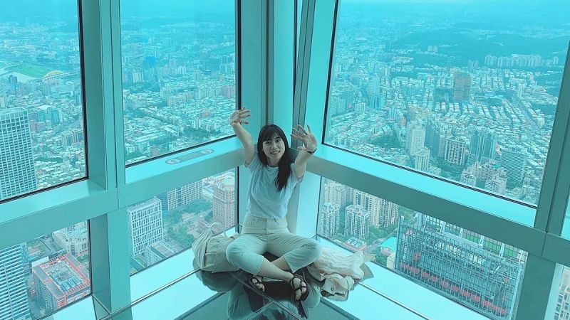 Check in trên đài quan sát tầng 89