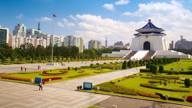 Khuôn viên Đài tưởng niệm Tưởng Giới Thạch
