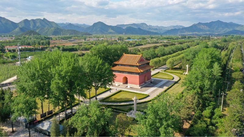 Đường Thần Đạo đi qua cổng Đại Hồng Môn dẫn vào Thập Tam Lăng