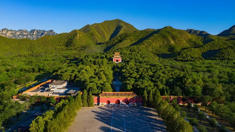 Thập Tam Lăng được xây dựng xa kinh đô do các yếu tố về diện tích, phong thủy