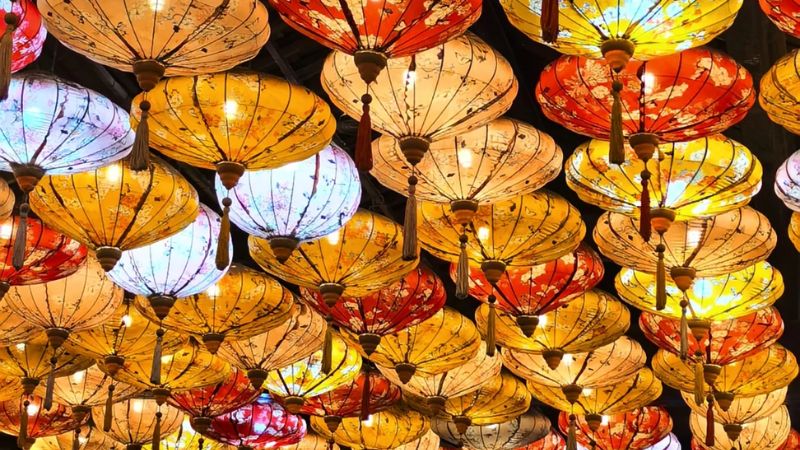 Trang trí đèn lồng rực rỡ trong lễ hội Tết Trung thu