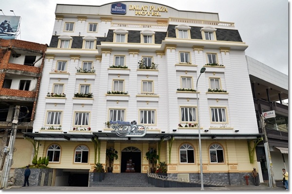 Đà Lạt Plaza Hotel nằm ở cạnh Hồ Xuân Hương rất rất thuận tiện tham lam quan