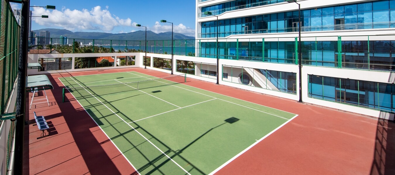 Sân tennis tại khách sạn Grand Tourane