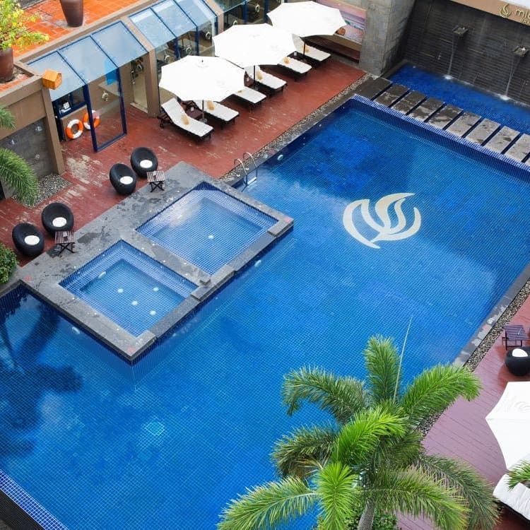 Hồ bơi ngoài trời tại Michelia Hotel 4* Nha Trang