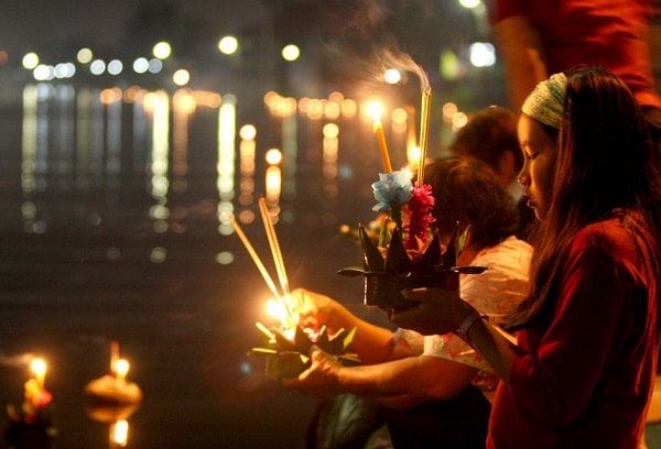 Thả đèn hoa đăng trên sông Chao Phraya Thái Lan