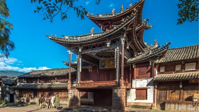 Sideng square ở Sa Kh&ecirc; cổ trấn với những c&ocirc;ng tr&igrave;nh mang n&eacute;t cổ k&iacute;nh