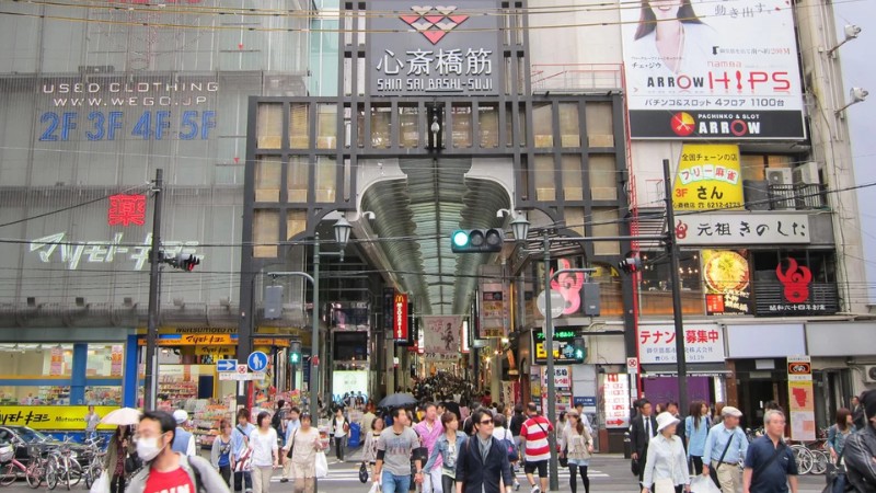 Shinsaibashi là khu mua sắm sầm uất bậc nhất Osaka