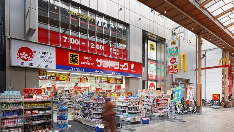 Shinsaibashi có nhiều cửa hàng miễn thuế cho du khách quốc tế
