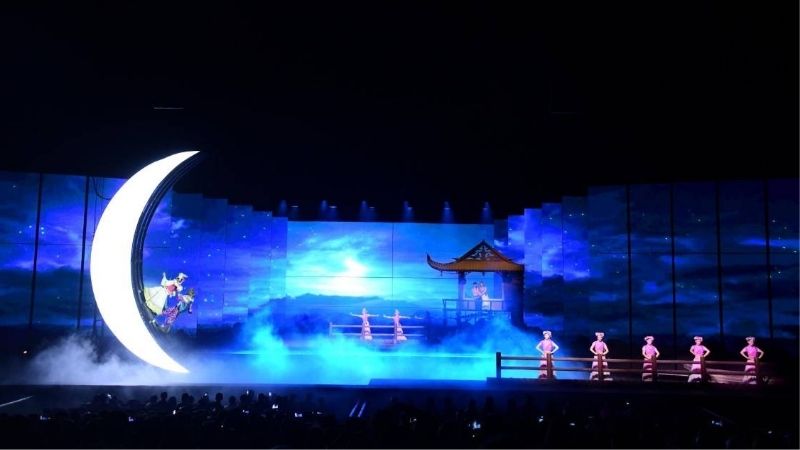 Show Lệ Giang Thi&ecirc;n Cổ T&igrave;nh h&ugrave;ng tr&aacute;ng, ấn tượng