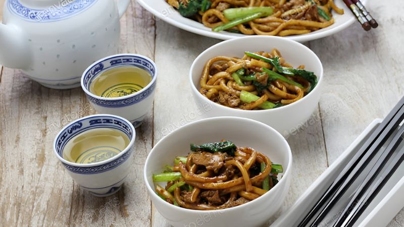 Mì hành lá thu hút đông đảo thực khách