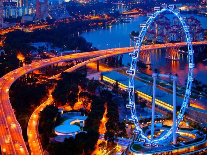 Ngắm nhìn thành phố Singapore vào ban đêm từ cabin Singapore Flyer