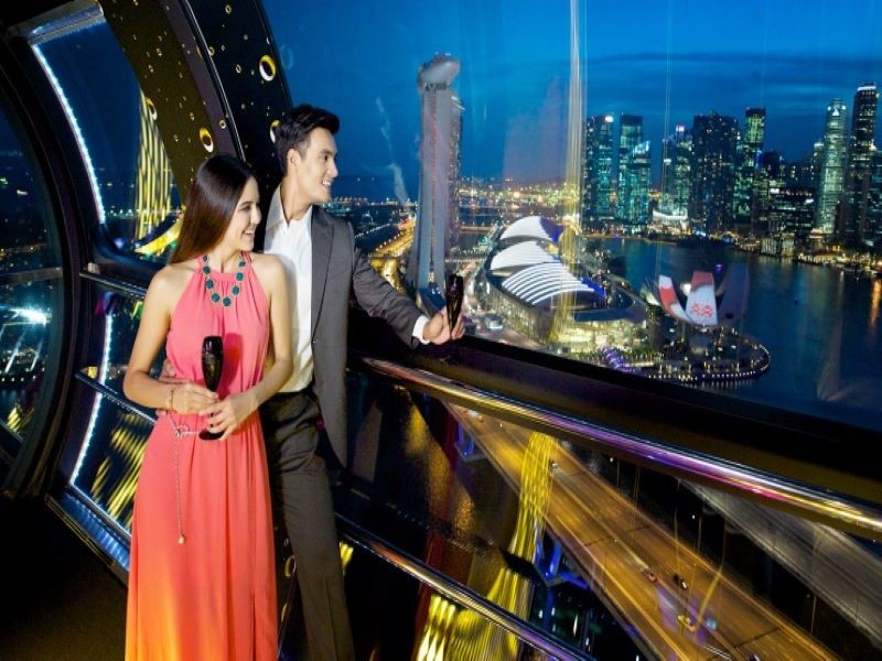 Thưởng thức cocktail trong cabin Singapore Flyer và ngắm nhìn thành phố Singapore về đêm