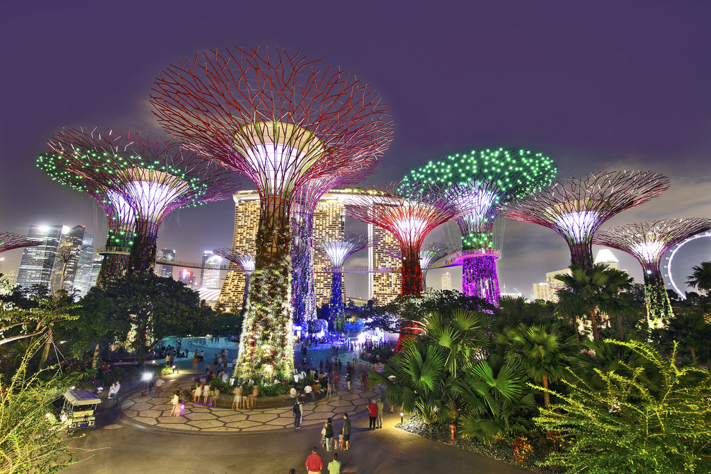 Sắc màu về đêm Singapore khiến bất kỳ ai đều phải say mê với những đèn neon lung linh, những ánh sáng phản chiếu trên bề mặt đổ bóng của vòm cầu Helix tại Marina Bay. Không gian đô thị lấp lánh sẽ cho bạn một cảm giác hồi hộp và mới lạ.
