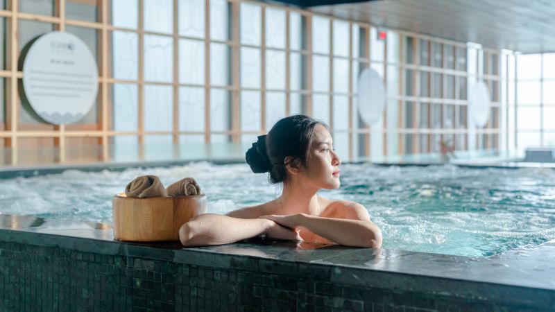 Onsen trong nh&agrave; phổ biến ở hầu hết c&aacute;c kh&aacute;ch sạn