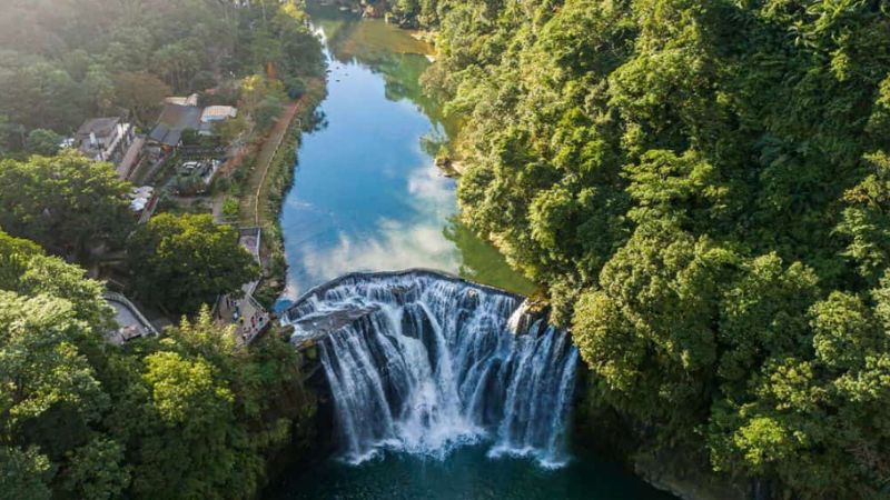 Thác được bao bọc bởi rừng nguyên sinh