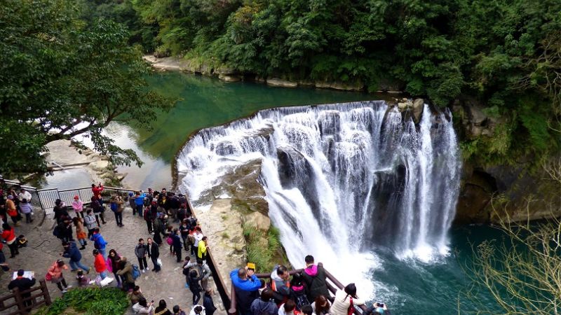 Thác nước Thập Phần mở cửa miễn phí cho du khách tham quan