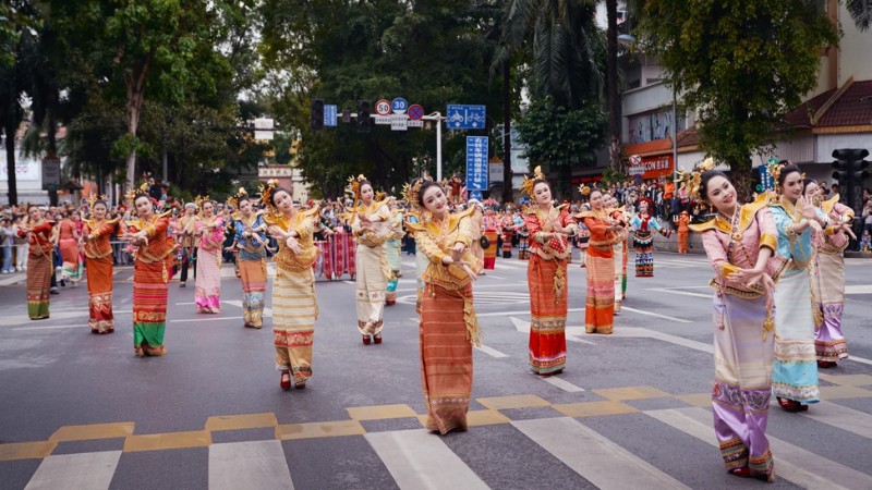 Không khí lễ hội truyền thống ở Tây Song Bản Nạp