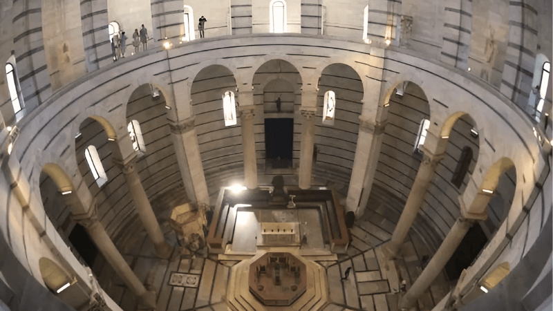 Hình ảnh tháp nghiêng Pisa từ bên trong