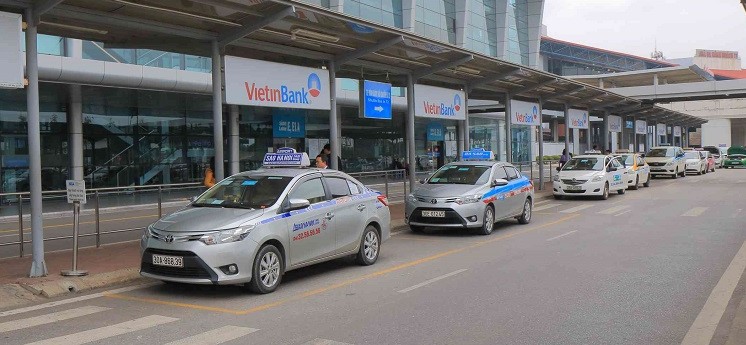 Taxi di chuyển từ sân bay Nội Bài về trung tâm thành phố Hà Nội